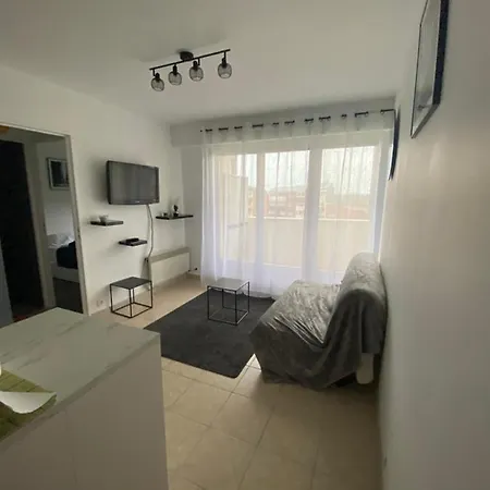 A 700m De La *